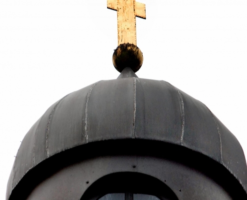 Turm der Orthodoxen Johanneskapelle mit Kreuz drauf.