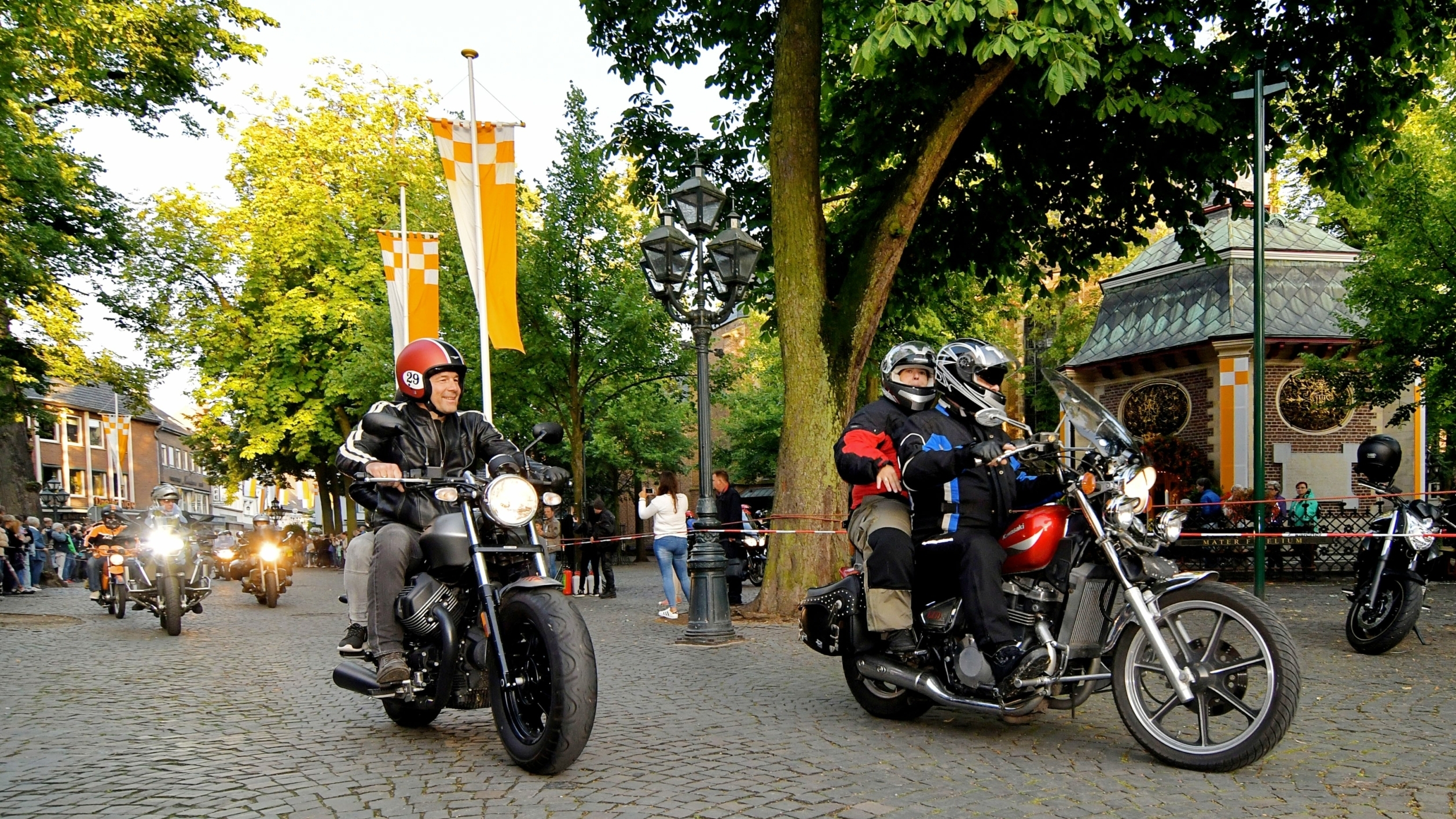 Motorräder auf Straße